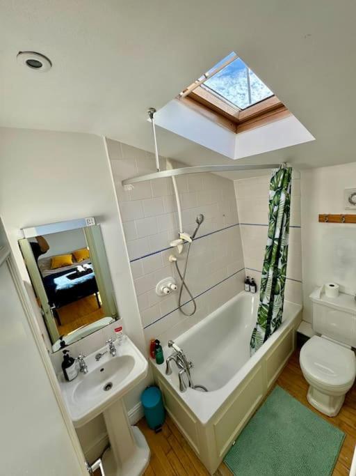 Victoria - 1 Bedroom Appartment 4 People 런던 외부 사진